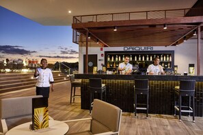 6 bars, un bar a la piscina i un bar al costat de la piscina 