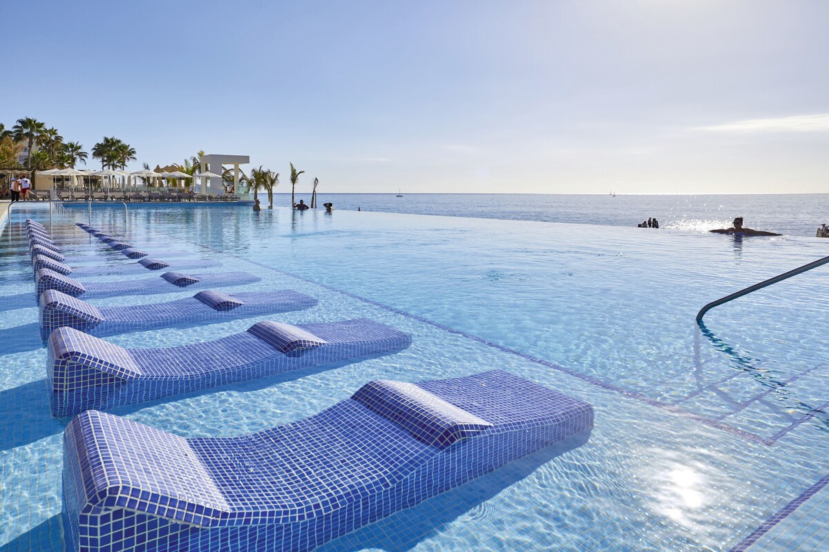 4 outdoor pools, pool umbrellas, sun loungers
