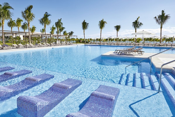 5 piscines extérieures, parasols de plage, chaises longues