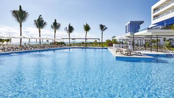 5 outdoor pools, pool umbrellas, sun loungers
