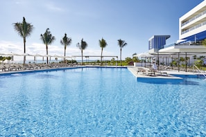 5 outdoor pools, pool umbrellas, sun loungers