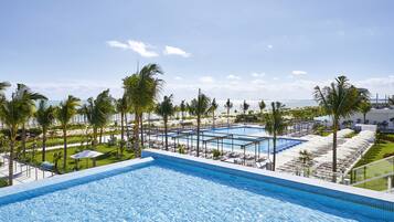 5 outdoor pools, pool umbrellas, sun loungers