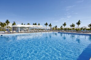5 outdoor pools, pool umbrellas, pool loungers