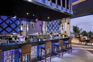 6 quầy bar/khu lounge, 2 quầy bar ngay sát hồ bơi 