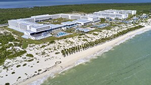 A resort with multiple buildings, a beach, and a pool area. - Hotel Riu Palace Costa Mujeres - All Inclusive (Costa Mujeres)