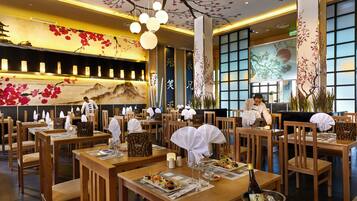 6 restaurants, dinner served