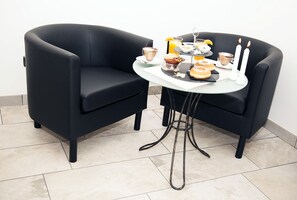 Superior Double Room, 1 Queen Bed | In-room dining - Mirabilia Guest House (Rome)