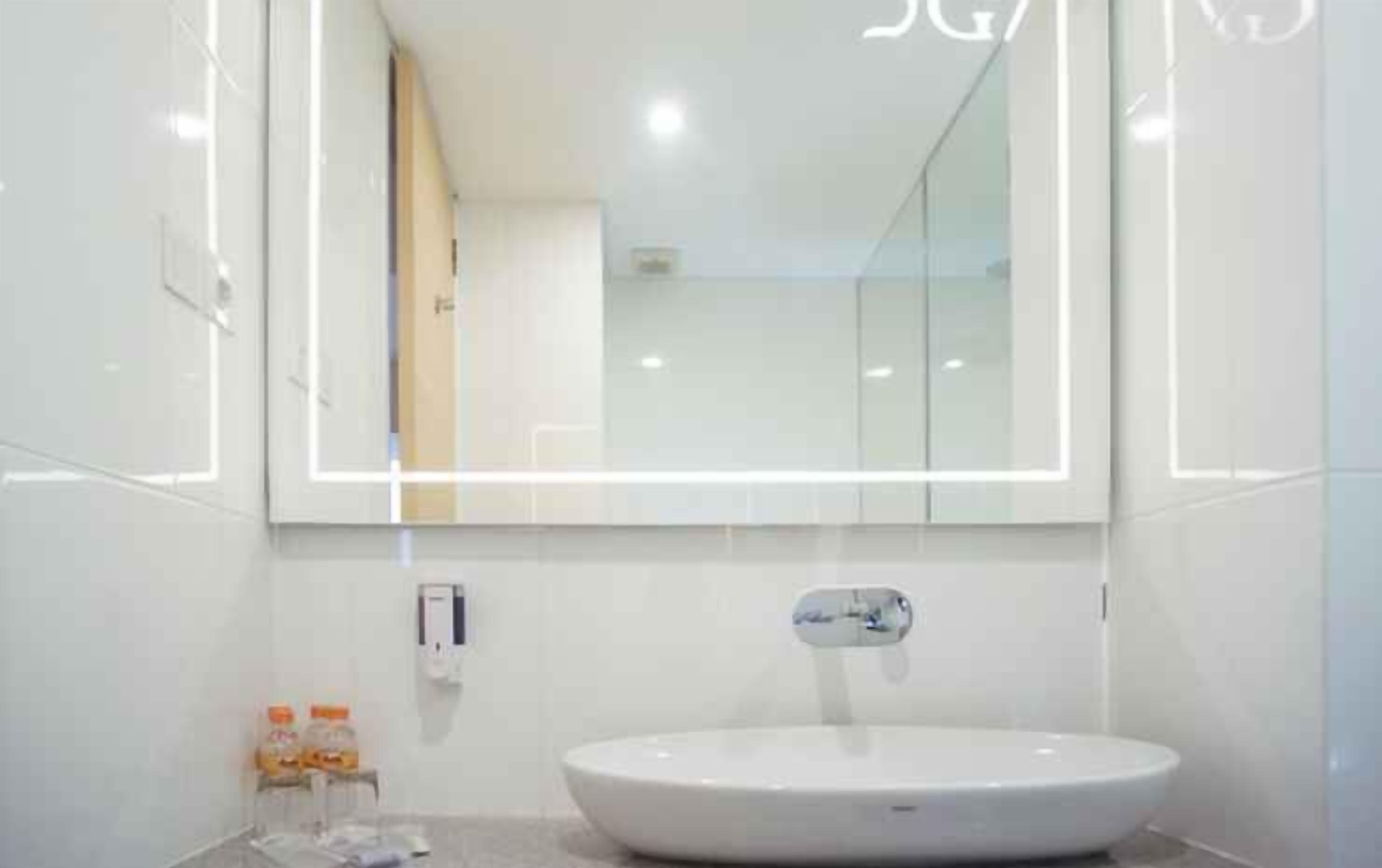 Bathroom | Shower, free toiletries, hair dryer, slippers