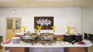 Café da manhã com buffet grátis todos os dias