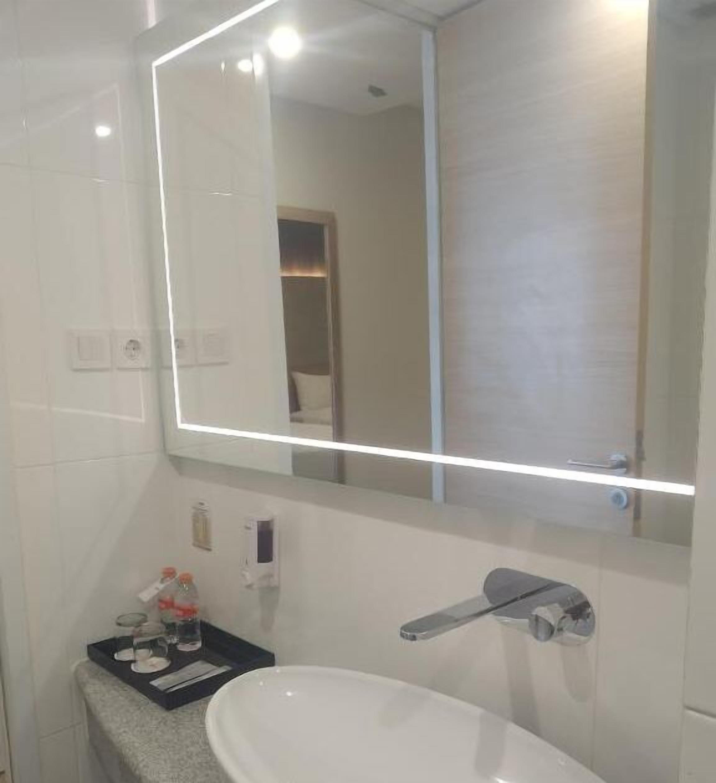 shower, free toiletries, hair dryer, slippers