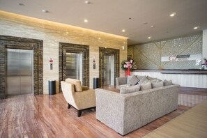 Coin salon dans le hall