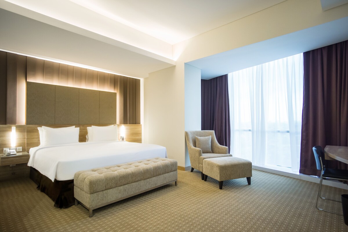 Premium bedding, in-room safe, desk, soundproofing