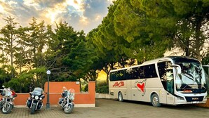 A bus parked in a paved area with trees in the background. - Motel - Hotel Nautico Pozzallo (Pozzallo)