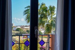 A view through a window with a metal gate, featuring a clear sky and palm trees. - Motel - Hotel Nautico Pozzallo (Pozzallo)