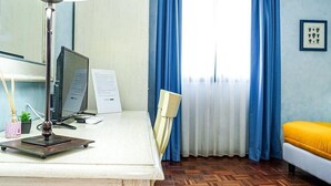 A room with a desk, computer, lamp, chair, and a bed with a yellow cushion. - Motel - Hotel Nautico Pozzallo (Pozzallo)