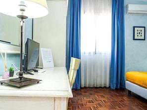 A room with a desk, computer, lamp, chair, and a bed with a yellow cushion. - Motel - Hotel Nautico Pozzallo (Pozzallo)