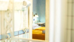 A hotel room with a bed, a bedside table, a lamp, and a mirror. - Motel - Hotel Nautico Pozzallo (Pozzallo)