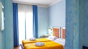 A hotel room with two beds, a desk, and a window with curtains. - Motel - Hotel Nautico Pozzallo (Pozzallo)