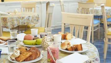 Desayuno continental gratuito y diario
