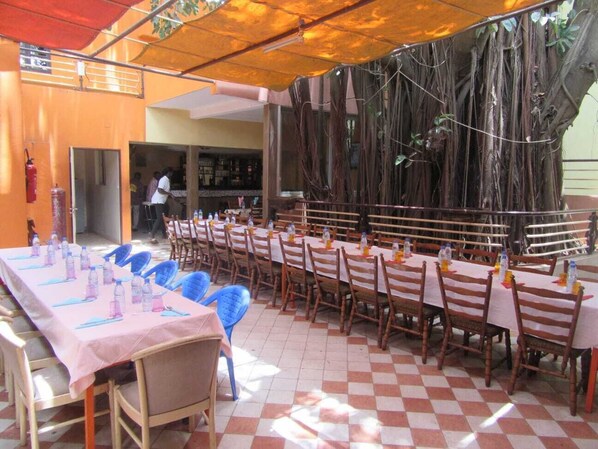 Frühstück, Mittagessen, Abendessen, lokale und internationale Küche