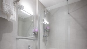 Ein modernes Badezimmer mit Toilette, Waschbecken und einer Duschkabine.