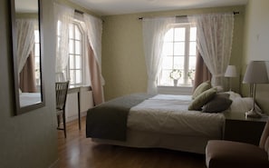 Blackout drapes, iron/ironing board, free WiFi, wheelchair access