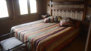 Free cots/infant beds, rollaway beds, free WiFi, bed sheets