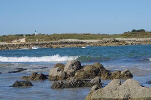 Ubicación cercana a la playa y arena blanca