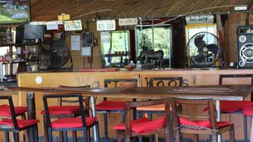 Bar (trong khuôn viên)
