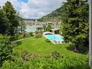 Ein Poolbereich mit Blick auf eine Stadt und Hügel im Hintergrund.