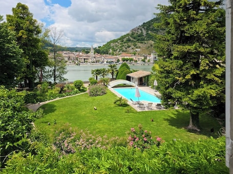Exterior. Villa Rhôna