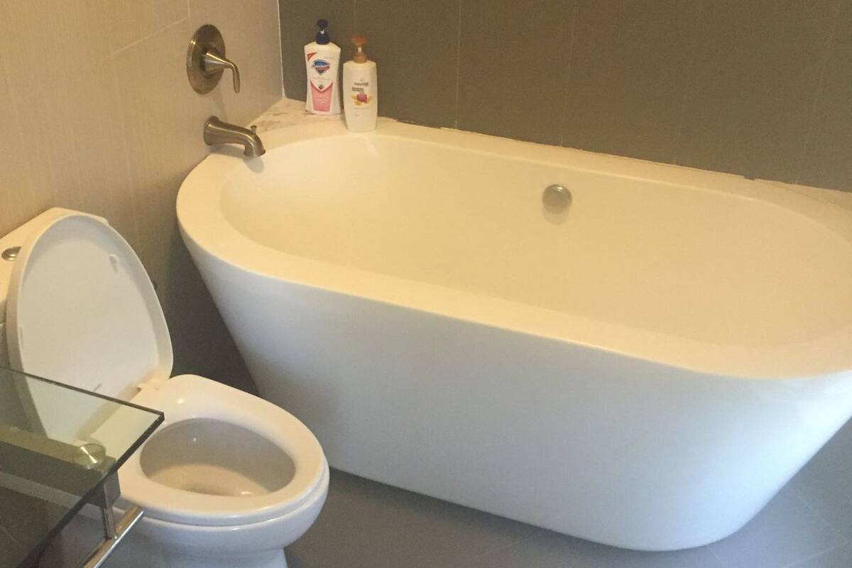 Deluxe Room | Deep-soaking bathtub