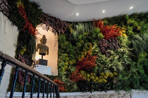 Fachada da propriedade à noite