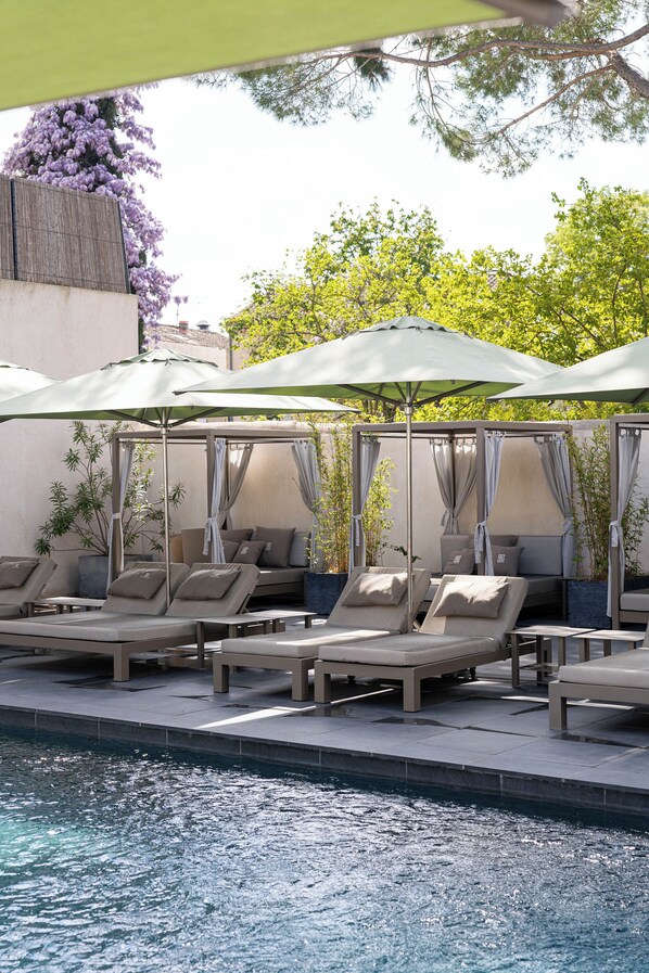 Inomhuspool, en säsongsöppen utomhuspool, parasoller och solstolar