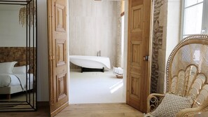 Kamar Eksklusif | Seprai premium, minibar, brankas, dan didekorasi berbeda-beda