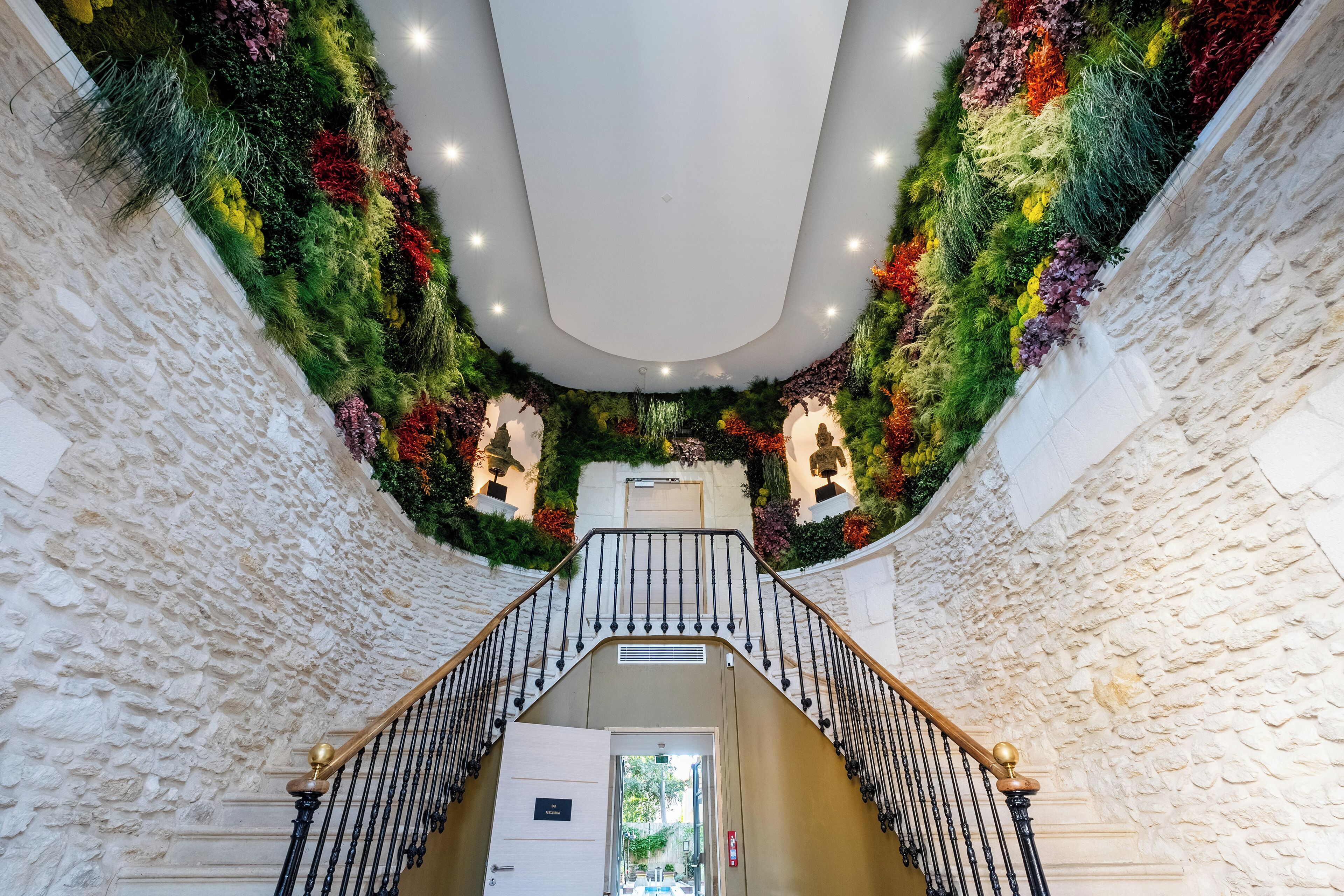 واجهة المنشأة - في المساء/الليل