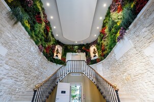 Fachada da propriedade à noite