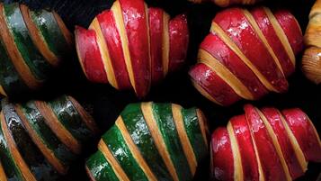 Variedad de pasteles, incluyendo cruasanes y rodajas de manzana, dispuestos en una bandeja.