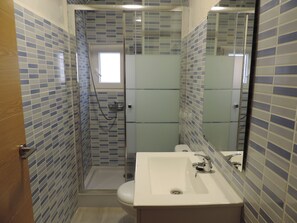 Standard Double Room, 1 Double Bed, Private Bathroom | Iron/ironing board, free WiFi, bed sheets - Hostal El Cascabel - Hostel (Granada)