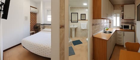 Double Room | Iron/ironing board, free WiFi, bed sheets