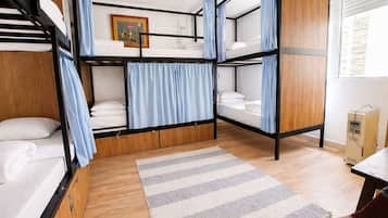 Tabla de planchar con plancha, wifi gratis, ropa de cama