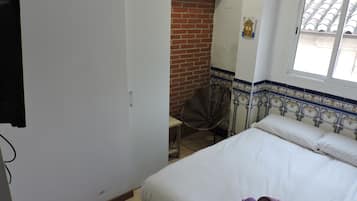 Een strijkplank/strijkijzer, gratis wifi, beddengoed