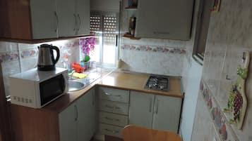 Estudio, baño privado | Cocina privada | Frigorífico, microondas (previa solicitud) y cafetera o tetera