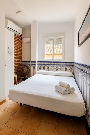 Chambre double | Fer et planche Ă repasser, accĂšs au Wi-Fi (inclus), literie fournie