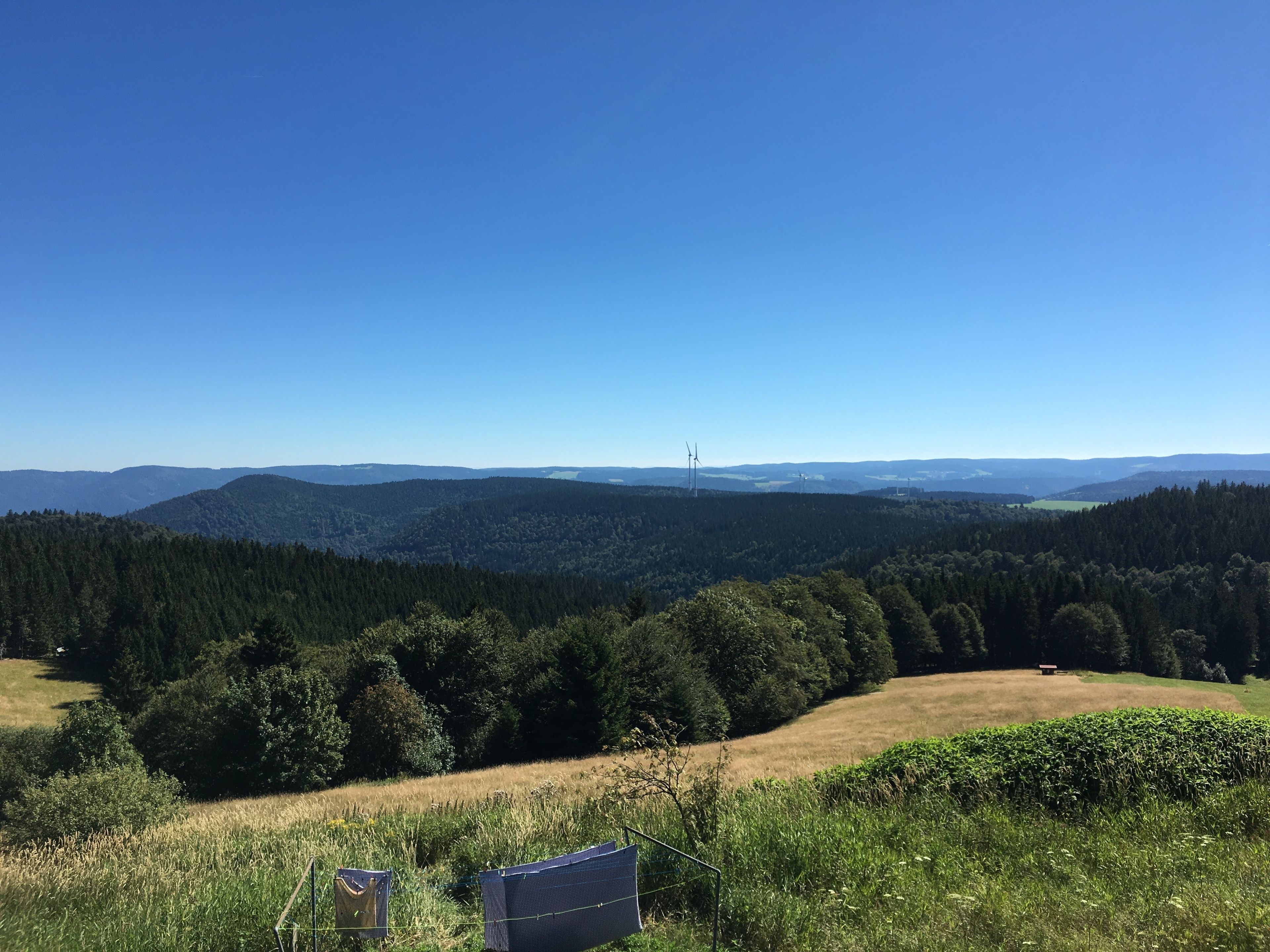 Une vue sur un paysage montagneux, avec un ciel dégagé.