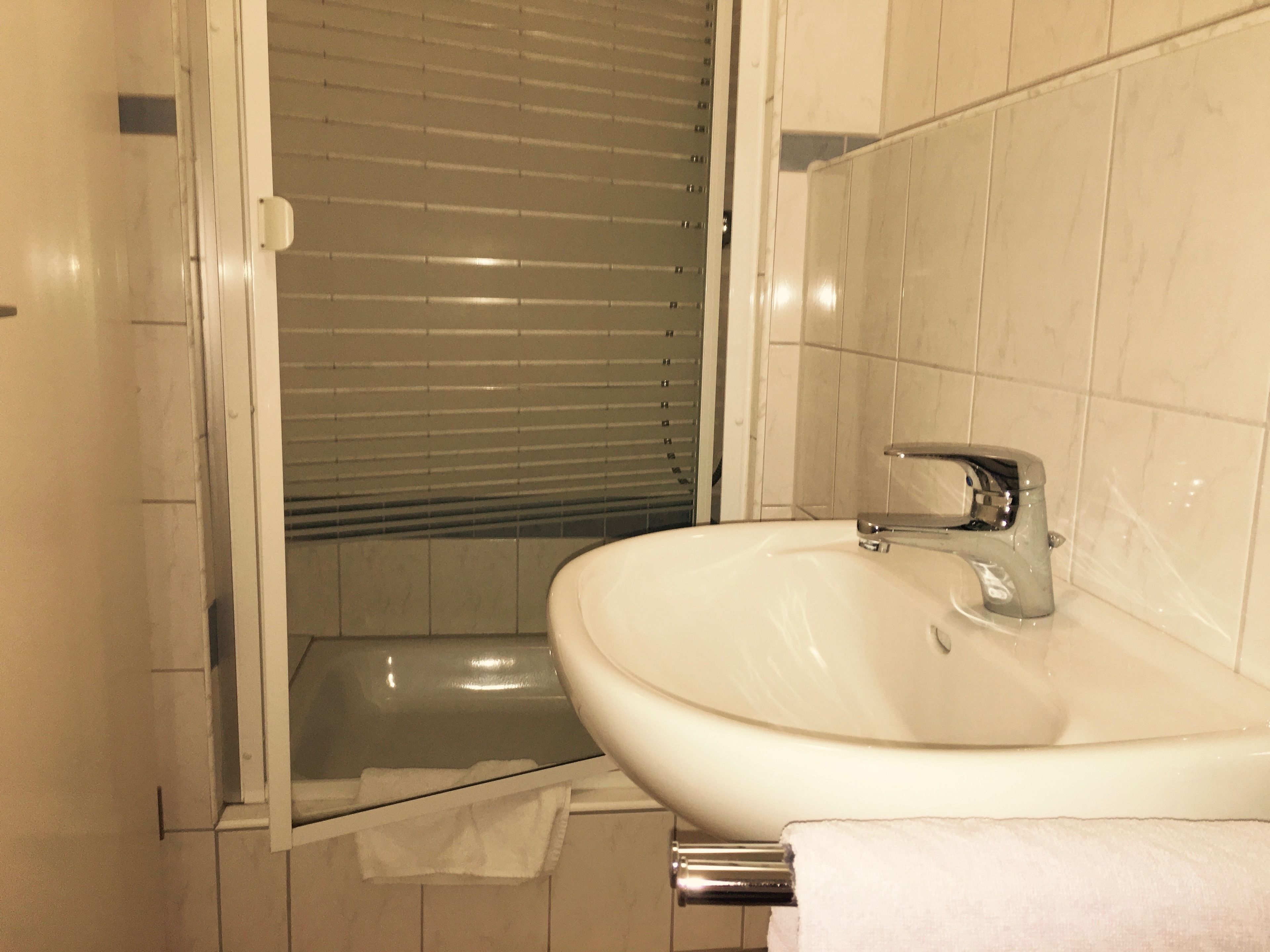 Classic Twin Room, 2 Twin Beds, Private Bathroom | Bathroom