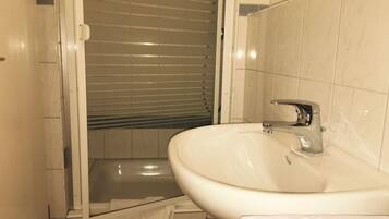 Classic Twin Room, 2 Twin Beds, Private Bathroom | Bathroom