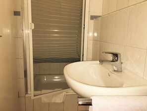 Classic Twin Room, 2 Twin Beds, Private Bathroom | Bathroom - Berggasthaus Kandelhof (Simonswald)