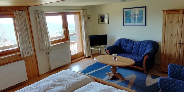 Kahden hengen comfort-huone, 1 parisänky, oma kylpyhuone, vuoristonäköala | Oleskelualue