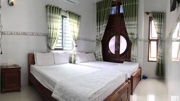 Meja kerja dan Wi-Fi gratis